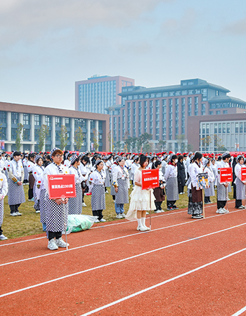 �¶���У԰����