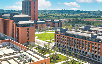 �¶���У԰����