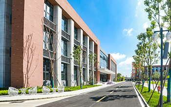 �¶���У԰����