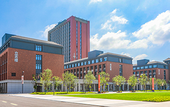 �¶���У԰����