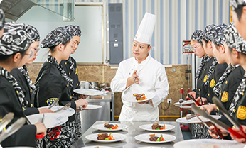 �ɶ��¶���ѧУ���˽�ѧ������3��ͼ