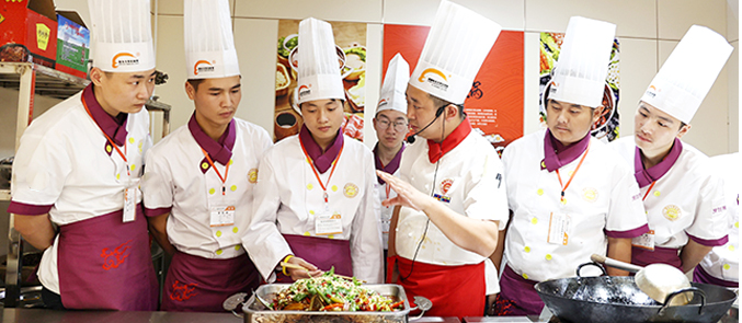 �¶������ڳ�ʦ��ѵ