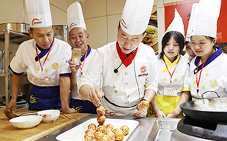 �¶������ڳ�ʦ��ѵ