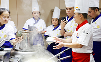 �¶������ڳ�ʦ��ѵ